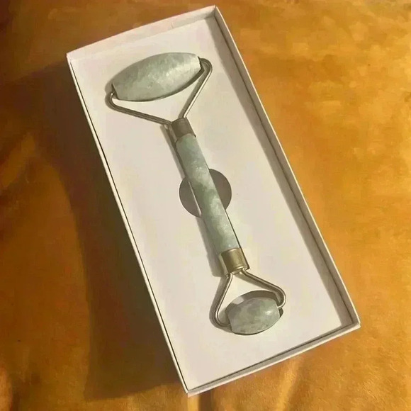 Sherrie Matthew’s Jade Roller - Picture 1 of 2